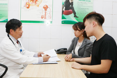 Bác sĩ Lê Văn Hốt thăm khám bệnh nhân